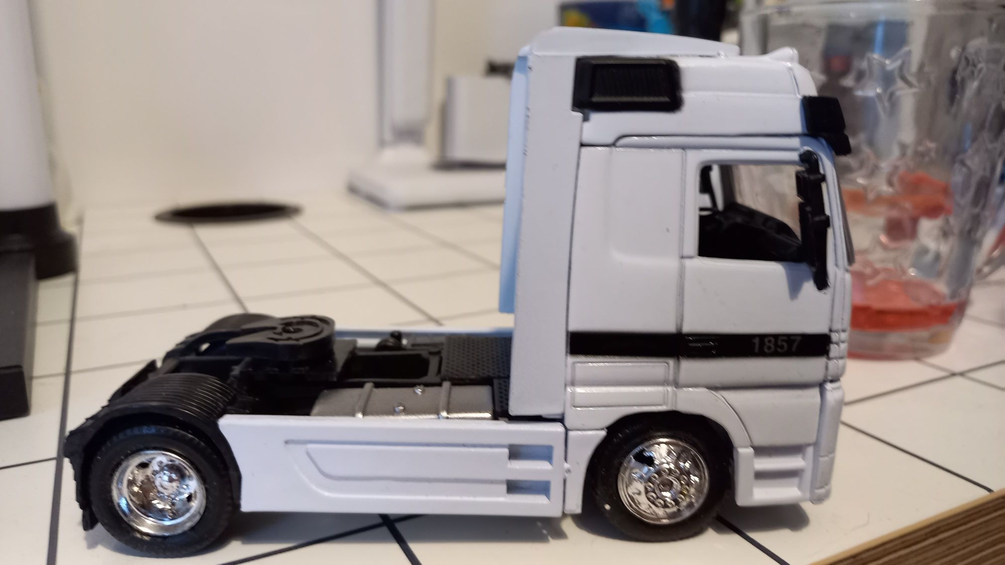 Samochód ciężarowy Mercedes - ciągnik z naczepą zabawka