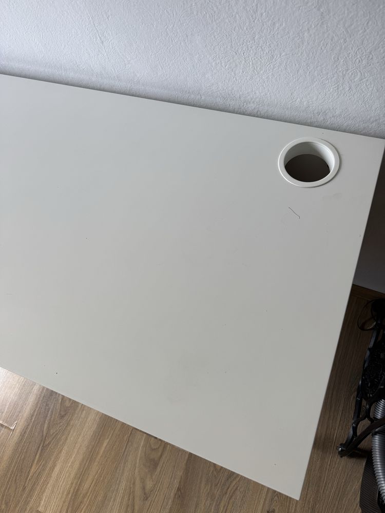 Białe biurko IKEA Micke