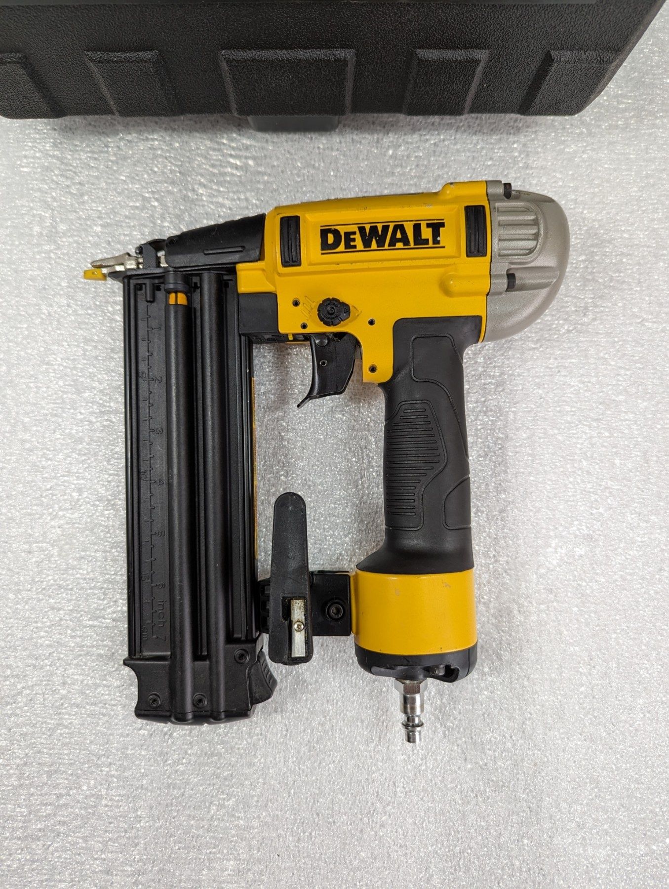 DeWALT DWFP12233 18GA  нейлер пневмопістолет для штіфтів 1,2мм