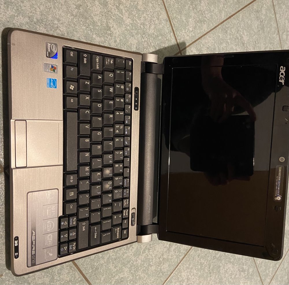 Laptop ACER aspire one + ładowarka jak nowy