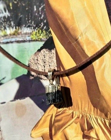 Naszyjnik kamień Turmalin surowy damski męski regulowany sznurek zamsz