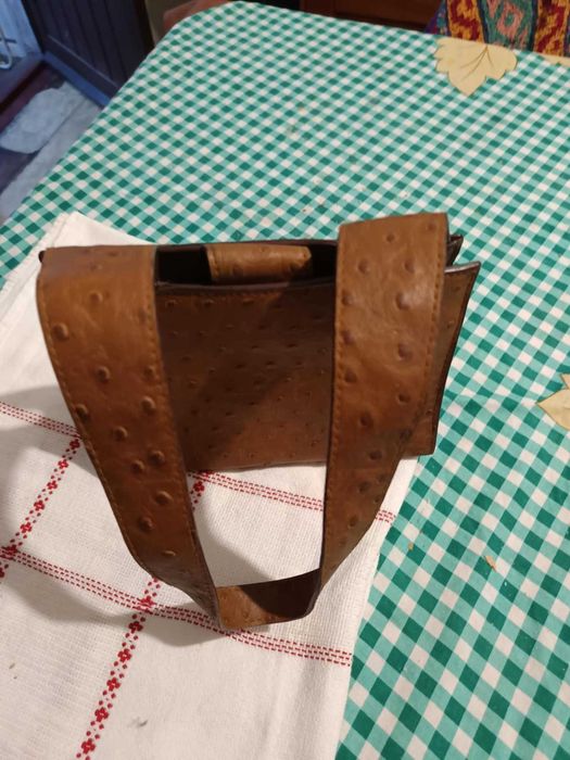 Carteira castanha mini, da Mango