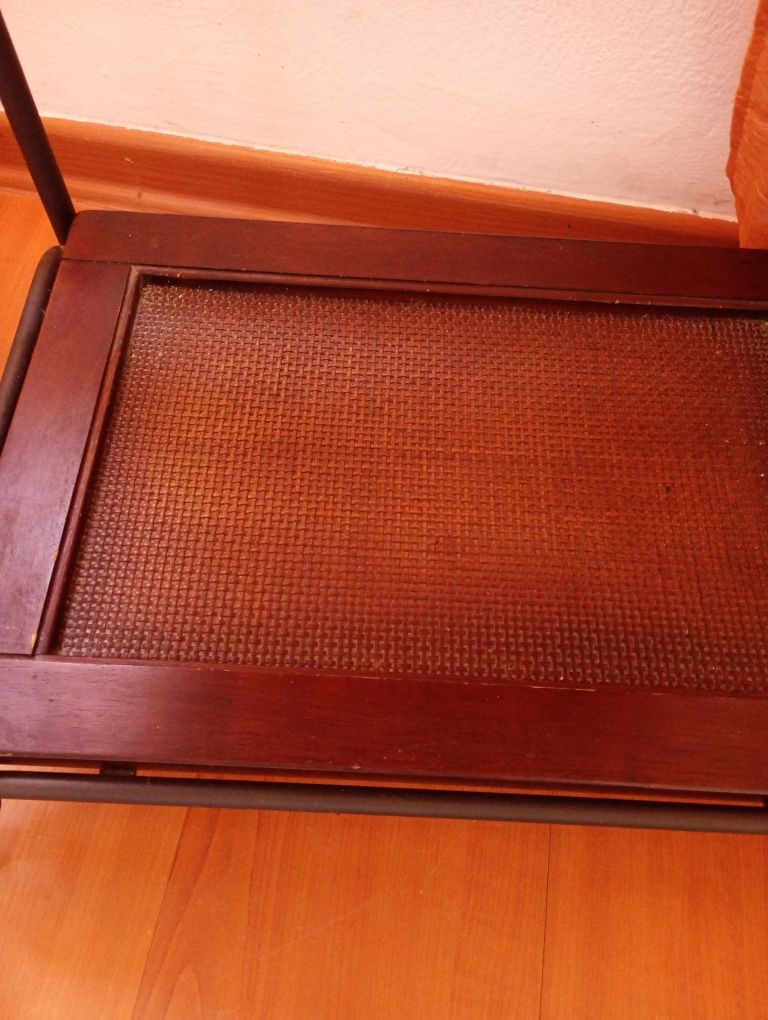 Mesa de cabeceira de ferro e madeira