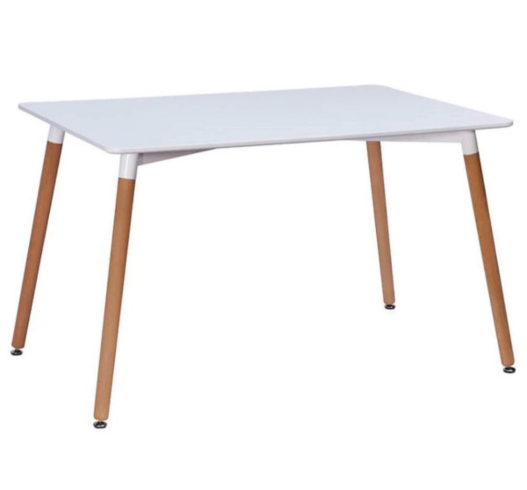 Mesa de jantar sem cadeiras