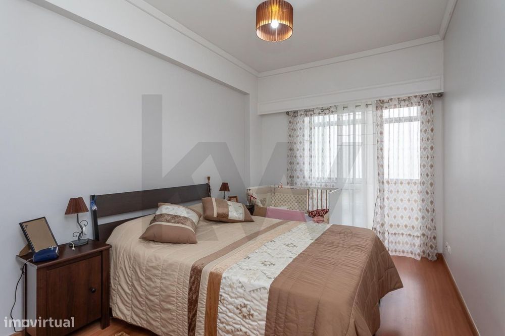 T2 com Varanda Fechada e Muita Luz Natural | Reboleira | junto à Clíni