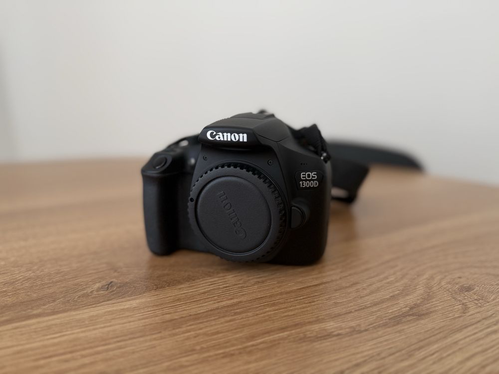 Lustrzanka Canon EOS 1300D z dwoma obiektywami w zestawie