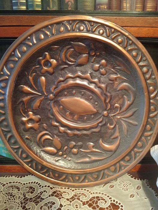 Старая медная настенная тарелка
