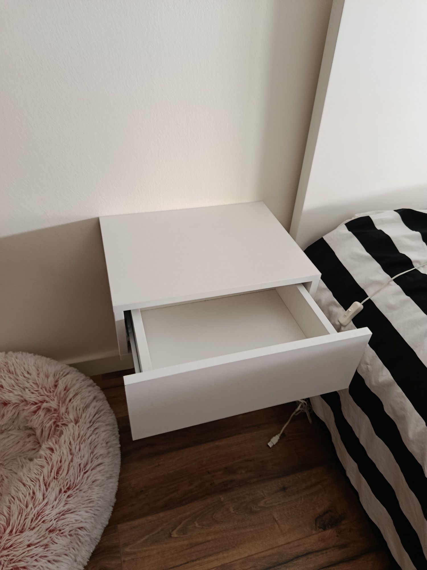 Mesa de cabeceira suspensa