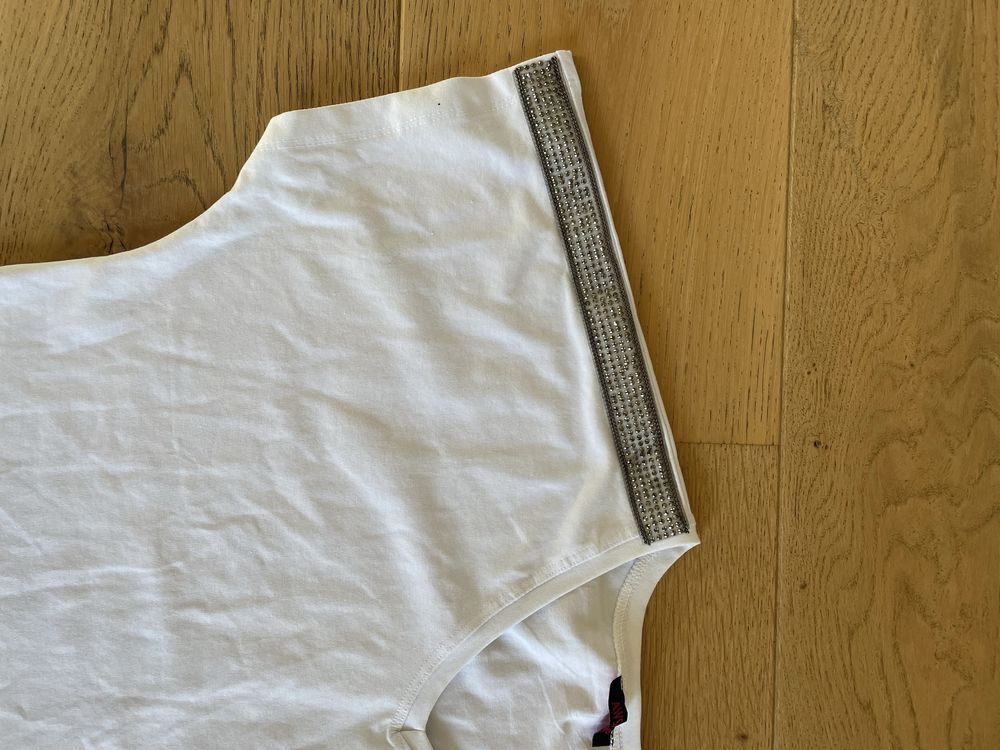 T-shirt biały z cekinami