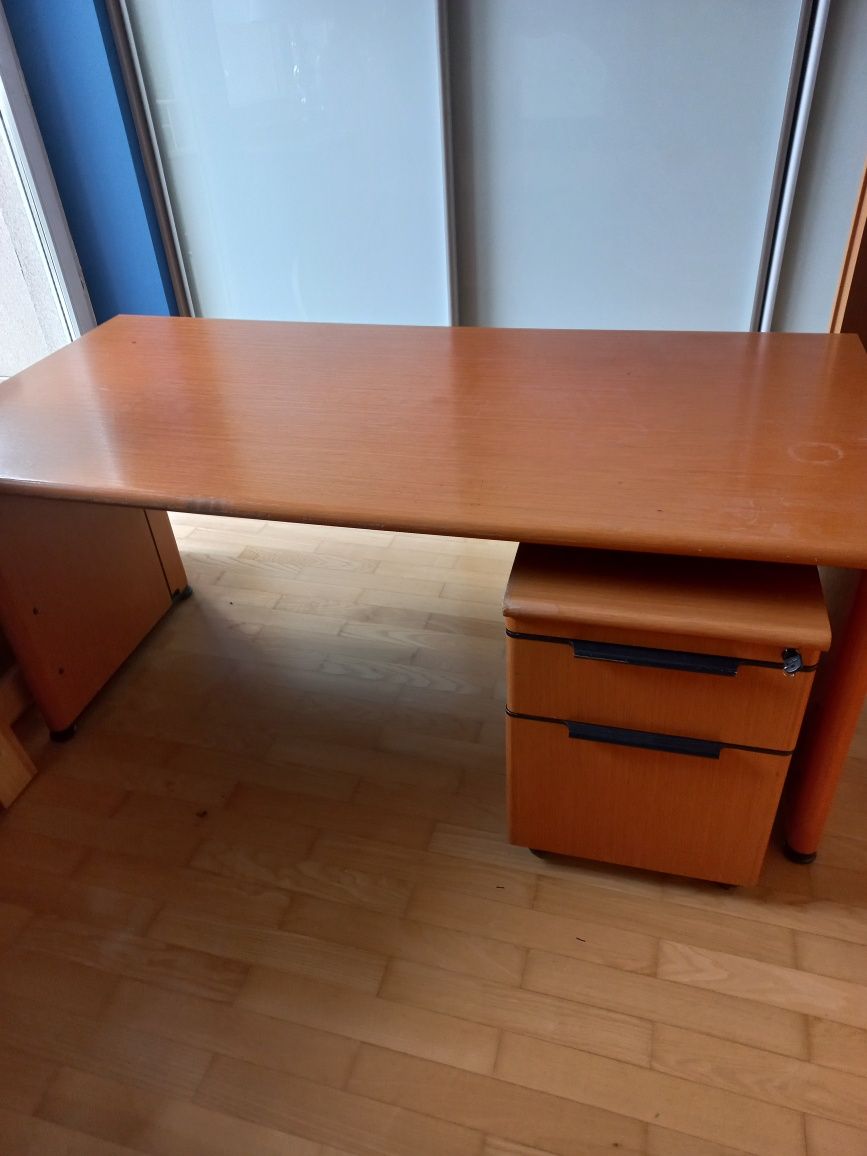 Drewniane Biurko 160x80 cm z zamykanym na klucz kontenerem Olcha