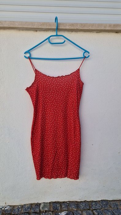 Vestido vermelho com corações brancos
