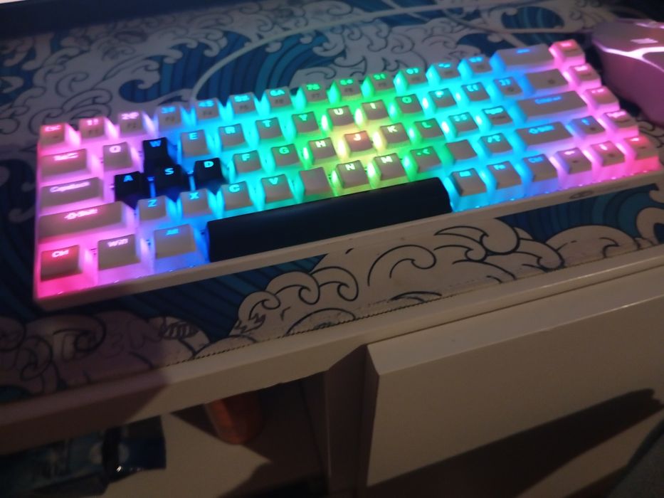 Um teclado gamer de 60%