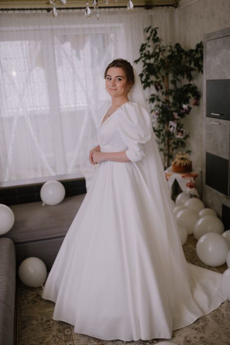 Весільна біла сукня