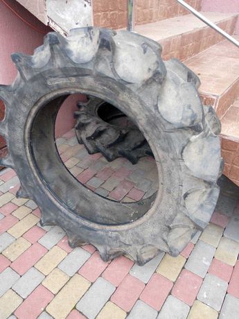 Колеса або шини для трактора