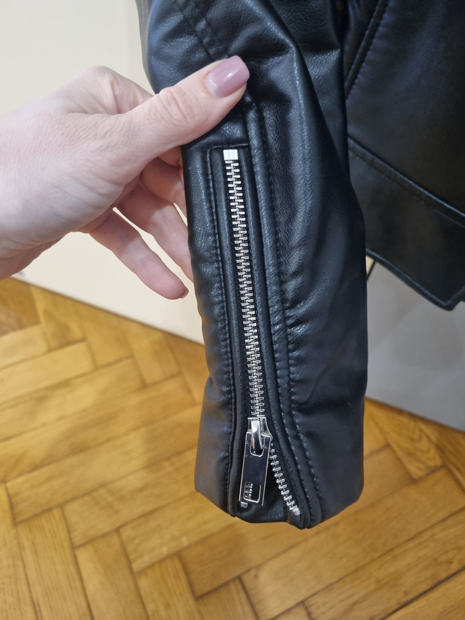 Косуха Zara!Стан нової речі.Косуха одіта 3 рази .Стан ідеальний.