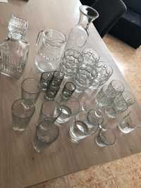 Copos e jarras de vidro