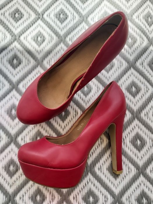Czerwone czółenka matowe eleganckie na obcasie i koturnie 40