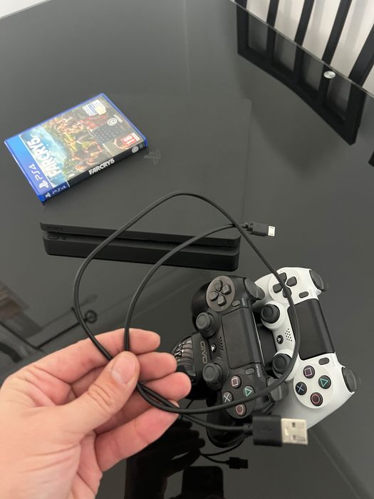 PlayStation 4 com 500GB+ Jogo “FARCRY5”+ 2 Comandos, Carregador+cabos