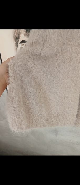 Włochaty kremowy damski sweter