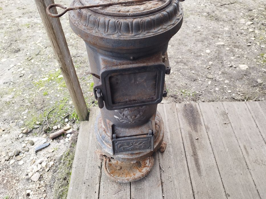 Salamandra antiga mais tubos de saída