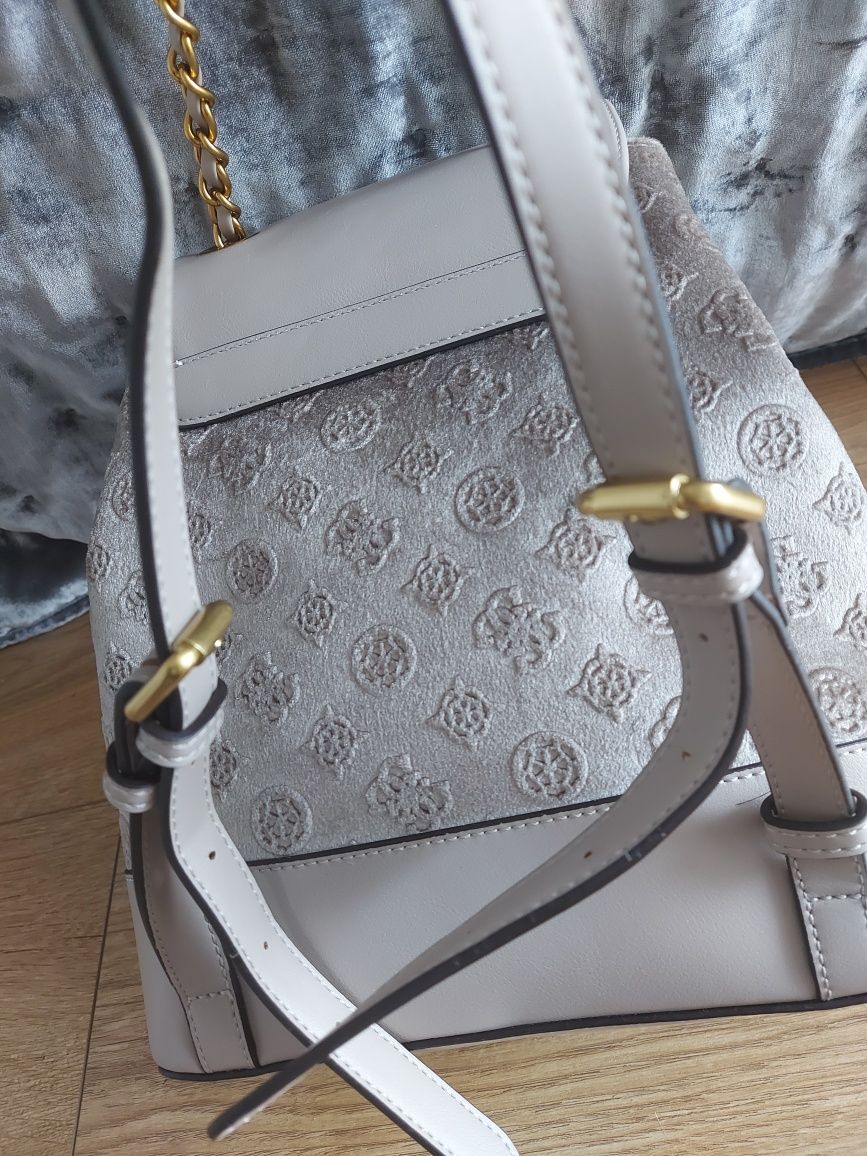 GUESS plecak model Kimi aksamit piaskowy