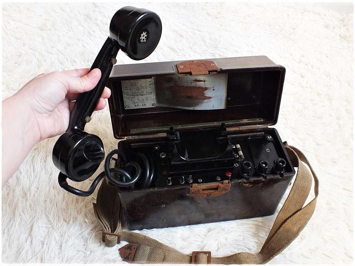 Stary telefon wojskowy / polowy AP-48, aparat z 1950r. na korbkę