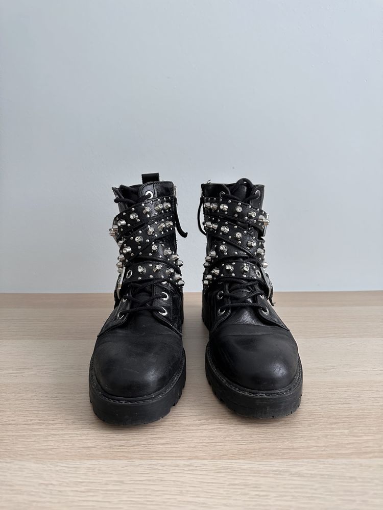 Botas com tachas Zara