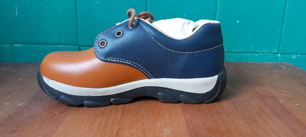 Sapatos de criança em pele  novos com etiqueta