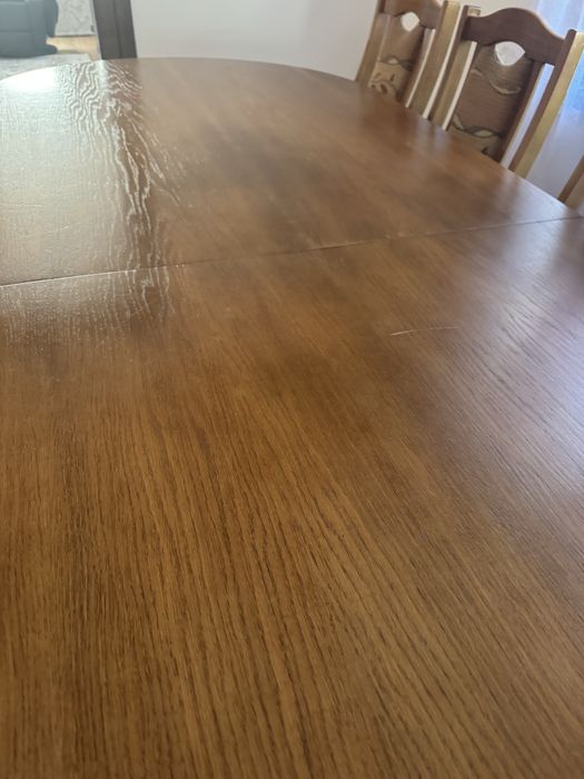 Stół z krzesłami.