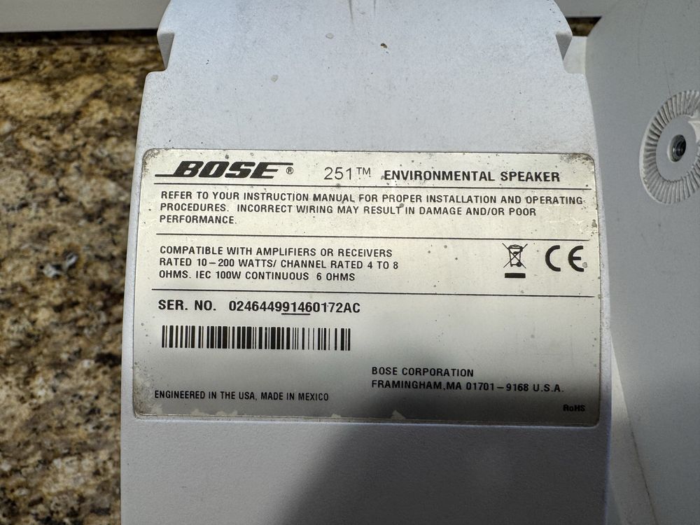 Głośniki Bose 251 Environmental Speakers z uchwytami do montażu