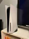 Playstation 5 z napędem 825 gb, 2 pady