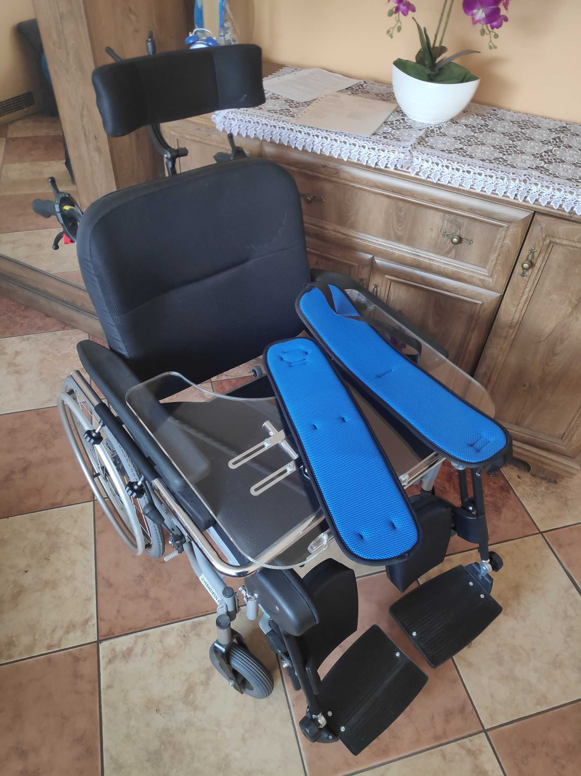Wózek inwalidzki - VERMEIREN EZ1 - z dodatkowym wyposażeniem