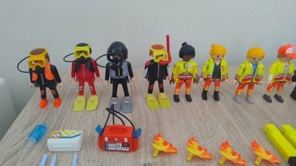 Zestaw Playmobil - różne elementy.