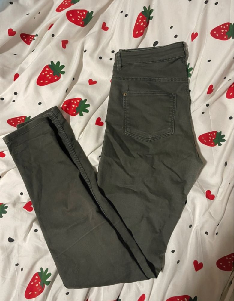 Spodnie z rozdarciami H&M rozmiar S