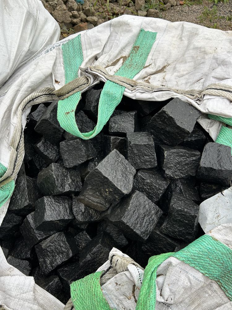 KOSTKA BAZALTOWA ŁUPANA 4x6, 7x9, 8x11 Czarny Granit Szwed Bazalt Grys