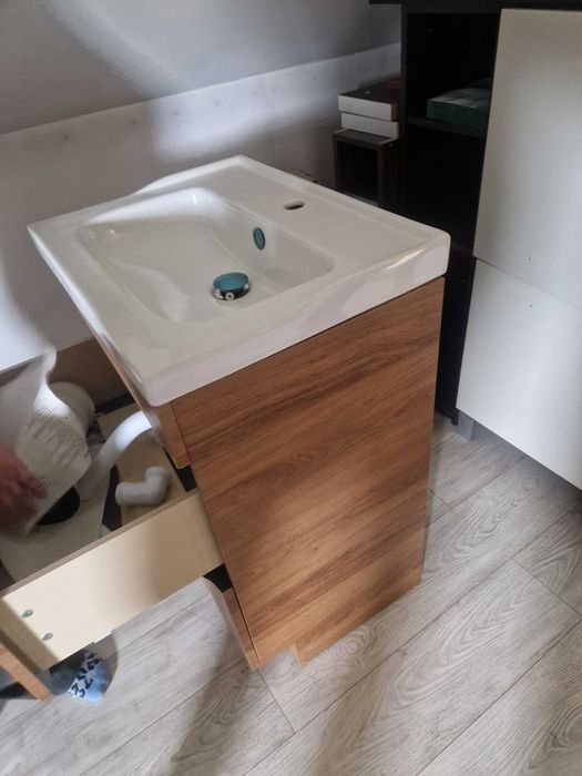 Szafka pod umywalkę Goodhome razem z umywalką i kranem w zestawie