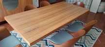 Mesa de madeira com pés metálicos
