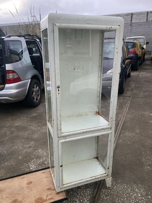 Cadeiras antigas rotativas de ferro e madeira