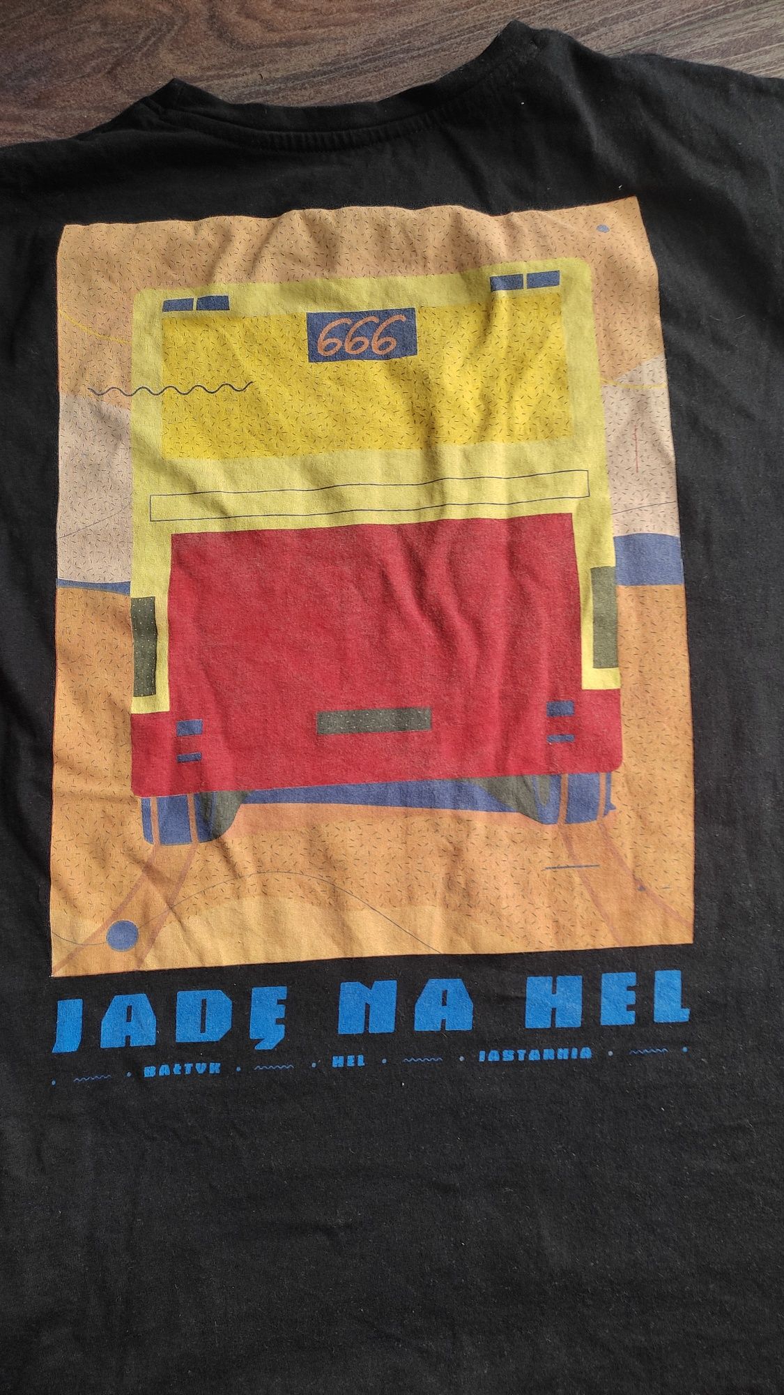 T-shirt Medicine, z napisem: "Jadę na Hel" i autobusem 666