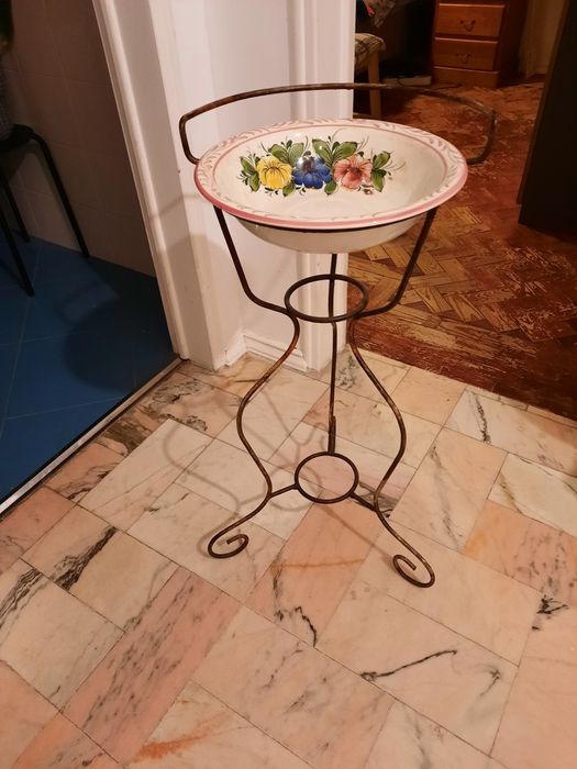 Lavatório antigo de porcelana