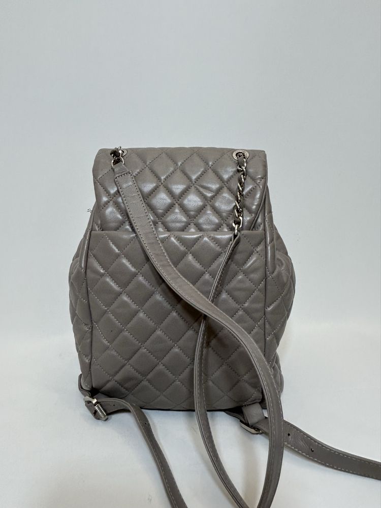 Рюкзак Chanel гарного сірого кольору.
