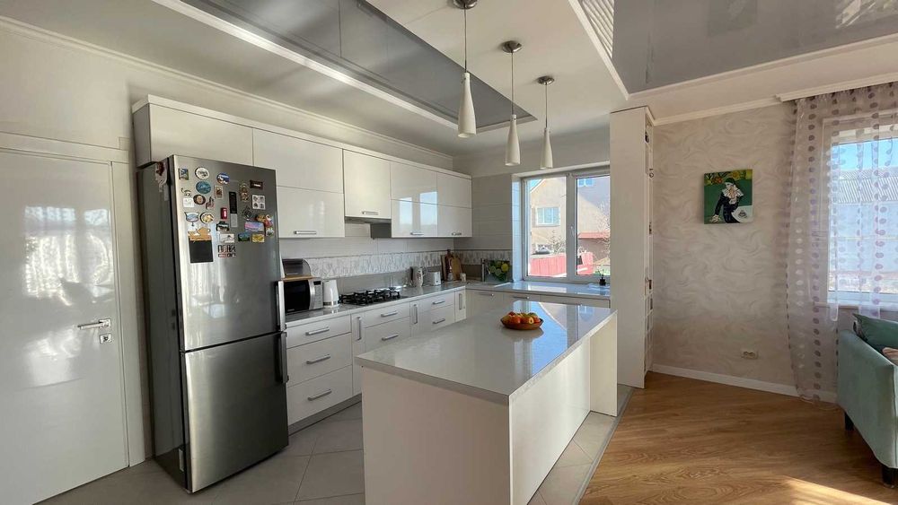 Продається будинок з ділянкою,банею. Зручна локація.