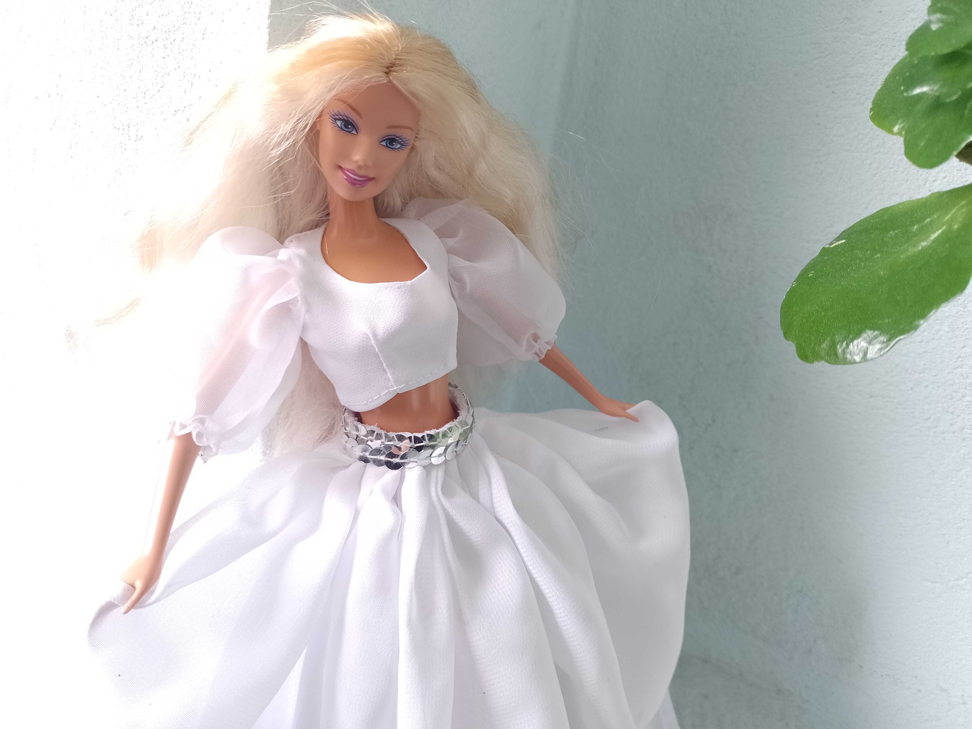 Biała sukienka dla lalki Barbie