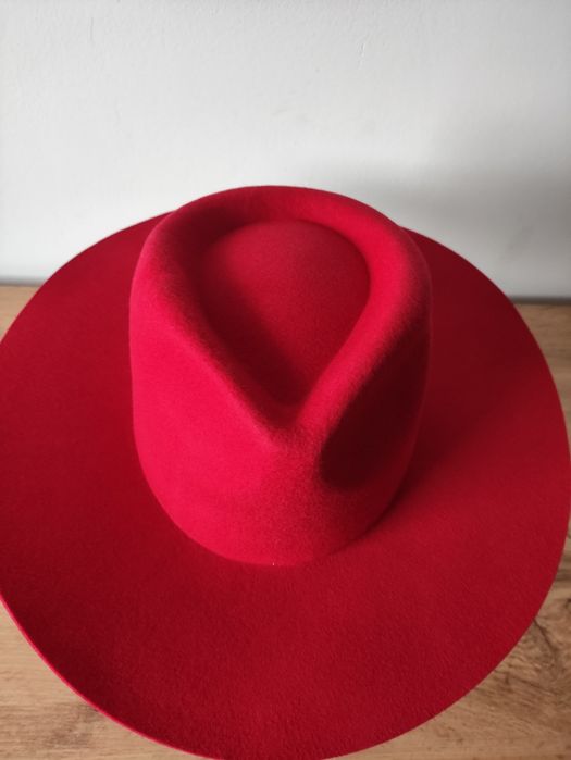 Czerwony kapelusz typu fedora