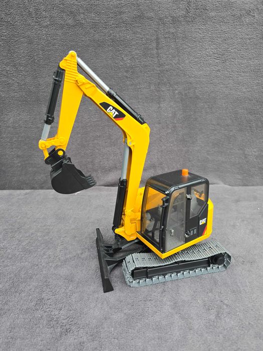 Bruder 02466 koparka na gąsienicach CAT