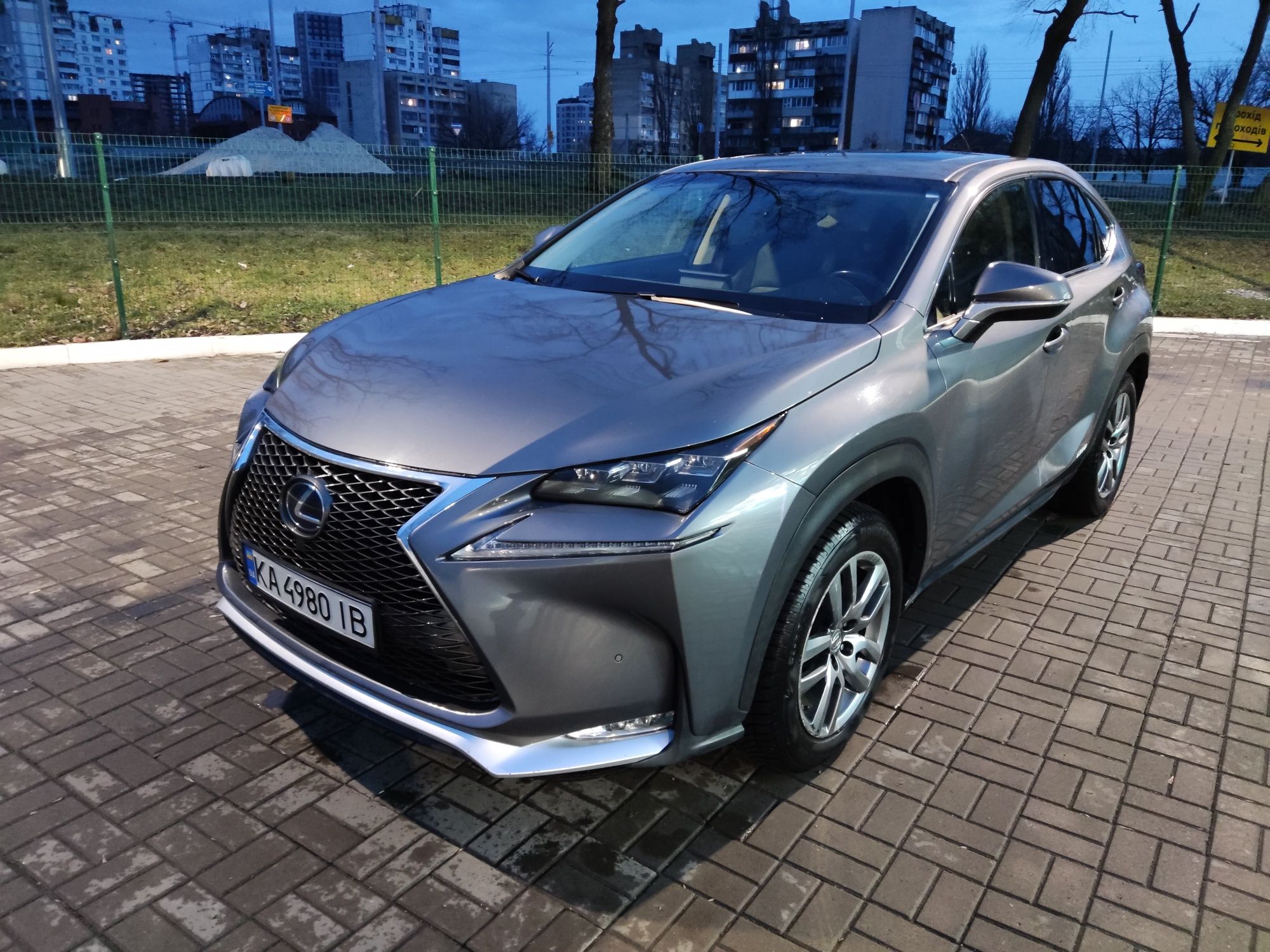 Гібридний Lexus NX 300h