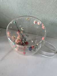 Стеклянная чашка с двойными стенками, внутри сохоцветы, цветы