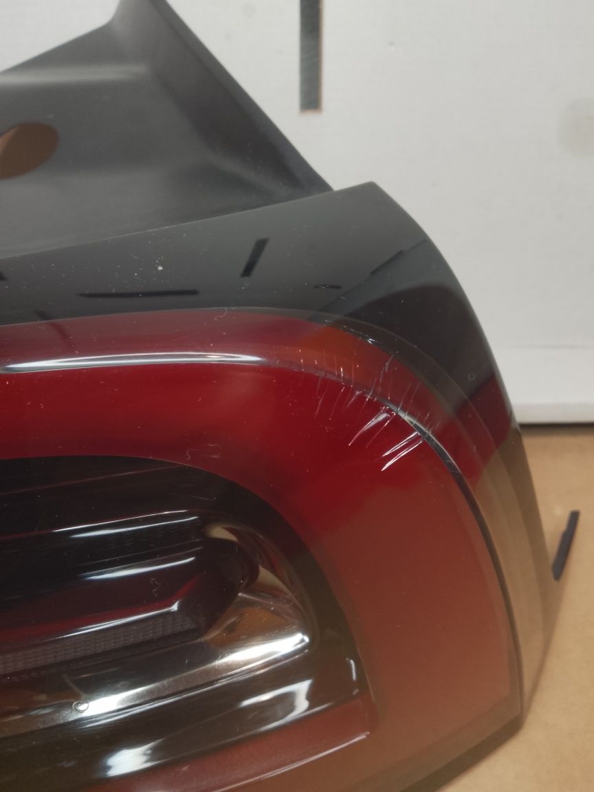 CAŁA ŁADNA Lampa tył tylna prawa TESLA 3