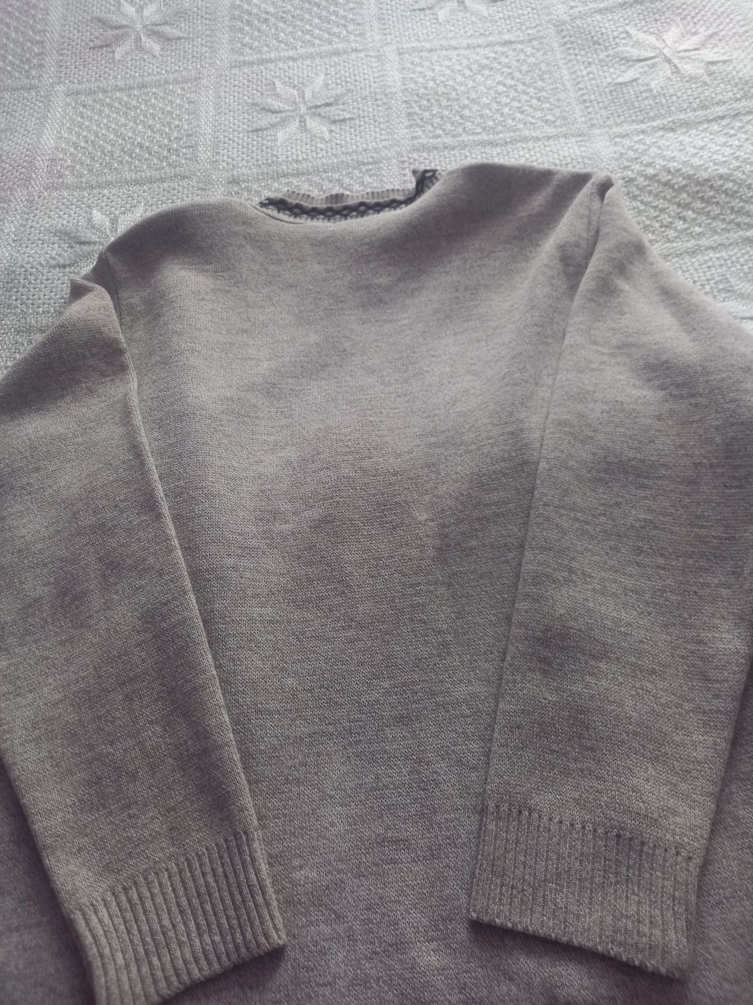Ciekawy sweter z kwiatowym wzorem