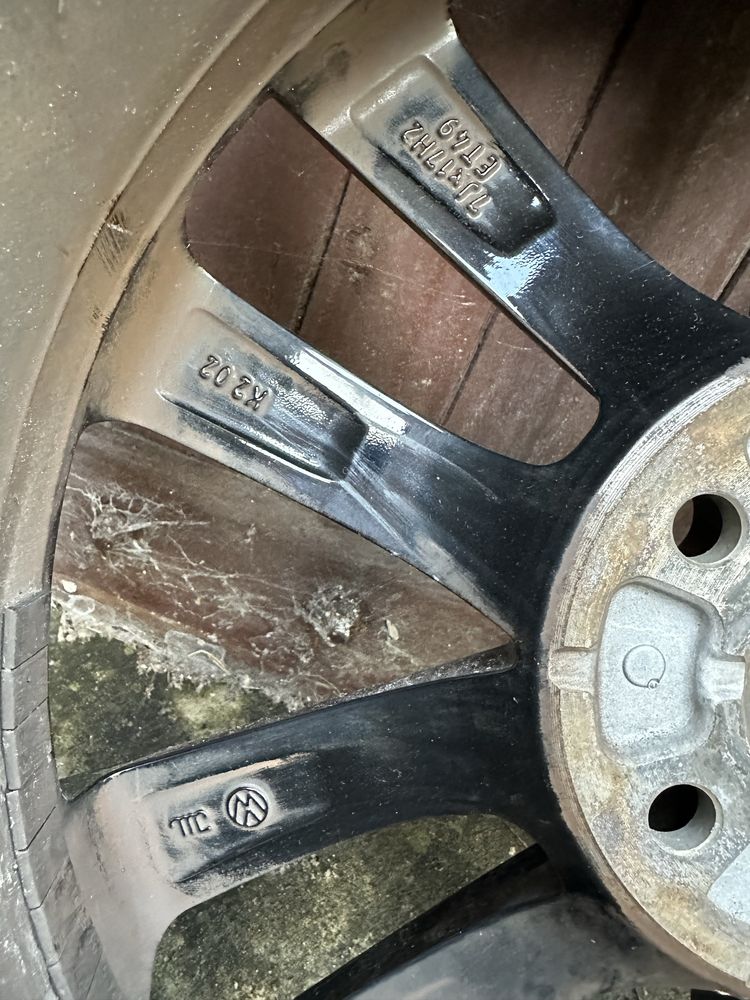 VW Golf 7 VII felga 7jx17H2 ET49 OEM 225/45/17 Goodyear Vector zima